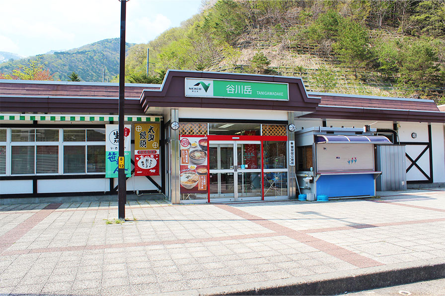 関越自動車道（上）谷川岳PAショッピングコーナー