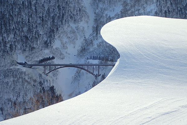 日勝峠の雪庇のイメージ画像