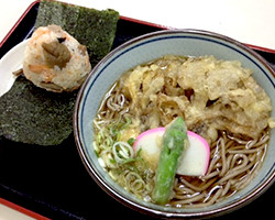 舞茸天ぷらそば　鮭と茸のおにぎりセット